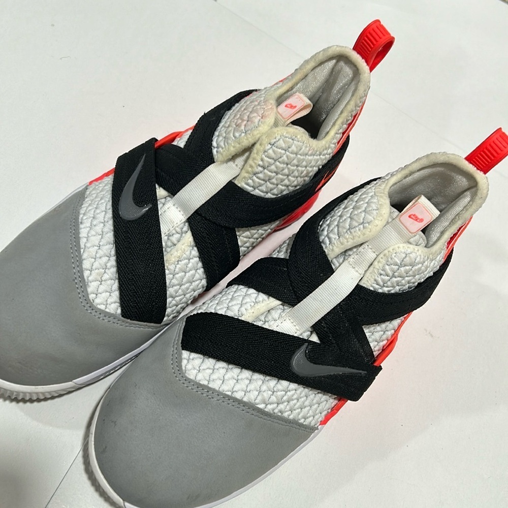 NIKE Girls gray and white sneakers size 3 GUC 🦁